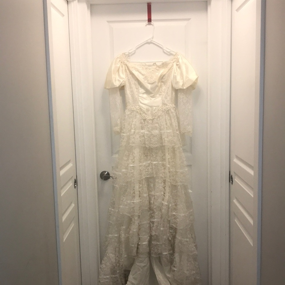 💣💣 PRICE DROP 💣💣 Vintage Lace Wedding Gown